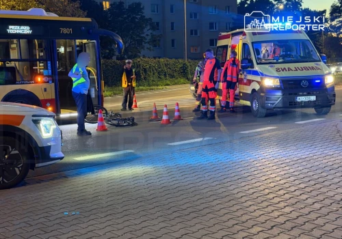 Dwa potrącenia rowerzystów na jednej ulicy na Bemowie. Pijany wjechał pod autobus, drugi pod auto