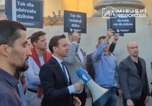 Spór o dziki w Warszawie. Protest i kontrmanifestacja na placu Bankowym