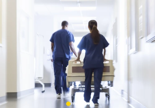 Lekarz zarobił 943 tys. zł w pół roku. OZZL zwraca uwagę na sytuację etatowców