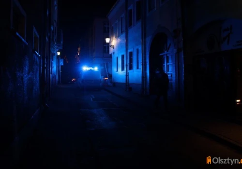 43-latek myślał, że ktoś w środku nocy buszuje na strychu. Wezwał policję i... trafił za kratki