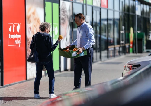Wybory 2026. To tutaj Łukasz Gibała miał największe poparcie. Pojechał podziękować i rozdać pomarańcze