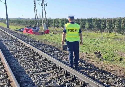 Młody kierowca wjechał BMW wjechał pod pociąg. Nie żyje, 16-latka ciężko ranna
