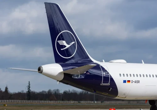 Pożar powerbanku na pokładzie Lufthansy. Pasażerowie spędzili noc we Francji