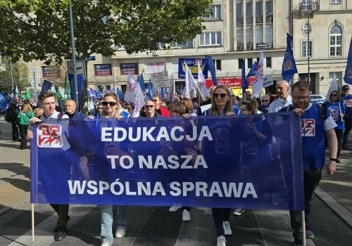 „Pogłębia się dystans między płacami nauczycieli, a płacami pozostałych pracowników”. OPZZ negatywnie opiniuje projekt budżetu na 2027 rok