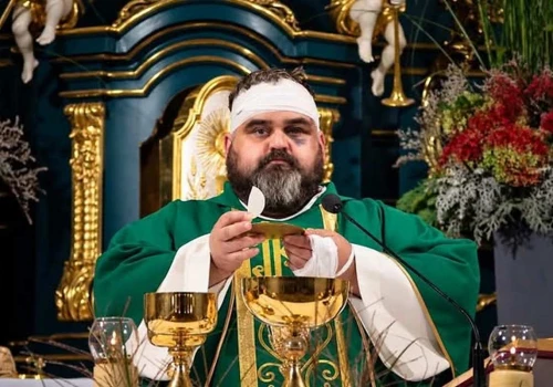 Ranny ksiądz wrócił do ołtarza. „Nie wińcie narodu”