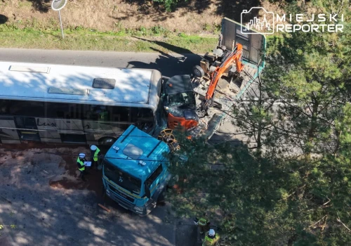 Ciężarówka zderzyła się z autokarem pełnym dzieci jadących na wycieczkę. Są ranni. Lądował śmigłowiec LPR