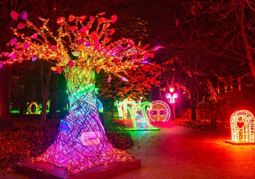 „Alicja w Krainie Czarów” rozświetli Łódź. Park Miliona Świateł wraca do ZOO