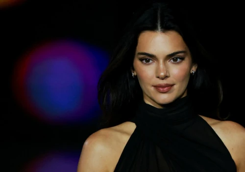 Kendall Jenner w odważnej sukni maxi. Na pokazie skupiła na sobie wzrok