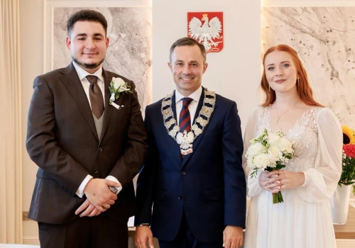 Wójt udzielił pierwszego ślubu w odnowionej sali Urzędu Stanu Cywilnego w Strzałkowie