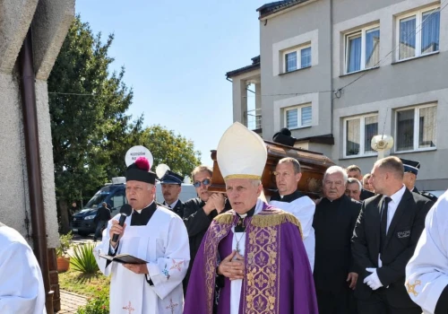 „Zakończyłeś ostatnią drogę na ziemi, rozpocząłeś pełną pokoju drogę do nieba”. Ostatnia droga ks. Stanisława Zbojnowicza