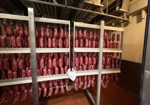 Tak powstaje salami dla Biedronki. Byliśmy w zakładzie dostawcy we Włoszech