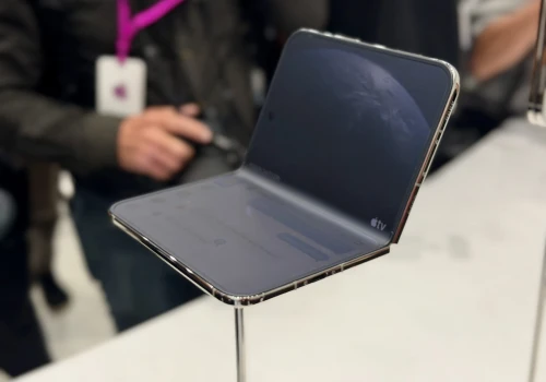 Federighi o API zawiasu iPhone’a Duo i aplikacja zamieniająca go w Walkmana z lat 80.
