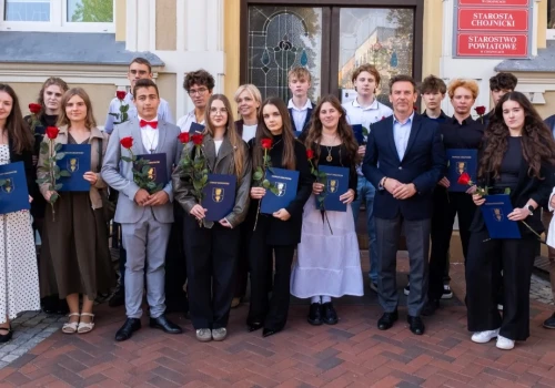 Maciej Dobbek i 15 innych uczniów z nagrodami. Zarząd powiatu docenił olimpijczyków