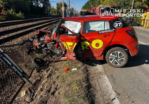 Czołowe zderzenie na Czołowej. Ulica zablokowana, dwie osoby w szpitalu