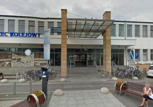 Zaatakowali na dworcu kolejowym. Opublikowano ich wizerunki. Rozpoznajesz? (ZDJĘCIA)