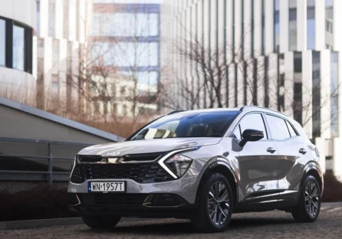 Hyundai Tucson PHEV vs Kia Sportage HEV. Kiedy dopłata do plug-in ma sens?