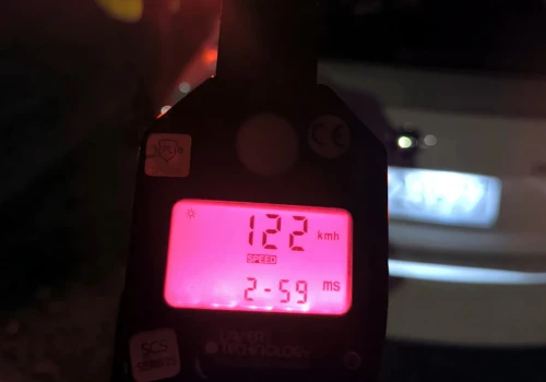 122 km/h w obszarze zabudowanym – kierowca Skody zatrzymany przez grupę SPEED
