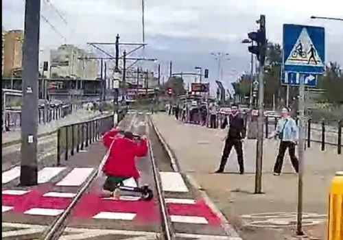 Wjechał na czerwonym przed tramwaj i utknął. Motorniczy uratował mu życie