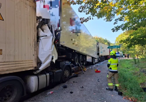 Hamowanie przed małym skrzyżowaniem: 28-latek zakleszczony we wraku Scanii