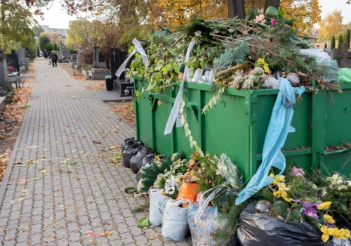 Weszły zmiany na cmentarzach. Znicze, szkło i plastik trafią gdzie indziej