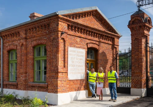 Stalowe konstrukcje zabezpieczają zabytkowe mury. Tak zmienia się dawny Uniontex