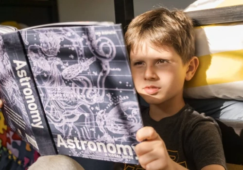 30 września na niebie Księżyc na tle Plejad. Pokaż to niezwykłe zjawisko dziecku