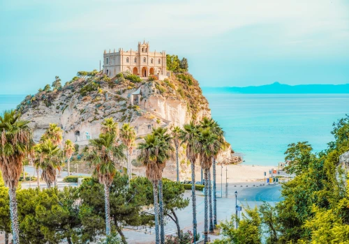 Kalabryjski diament w niskiej cenie 💎🔥 Tropea na przedłużony weekend za 406 PLN (loty + apartament) ☀️🌊