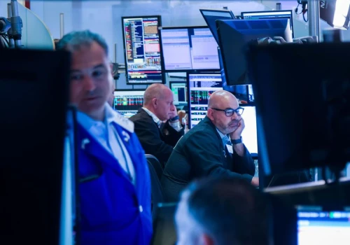 Wall Street spada, rentowności obligacji idą w dół