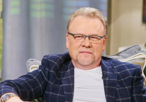 Jacek Lenartowicz, znany z seriali „M jak miłość” i „Ranczo”, ma równie znanego syna. Gdzie można zobaczyć tego słynnego potomka