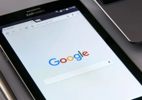 Marketerzy stawiają na AI, a konsumenci jej nie dowierzają