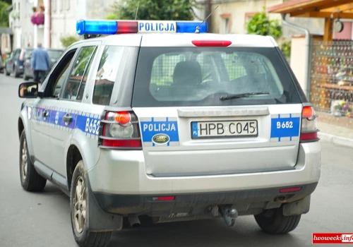 Złamał dwa sądowe zakazy prowadzenia pojazdów, był poszukiwany i miał narkotyki