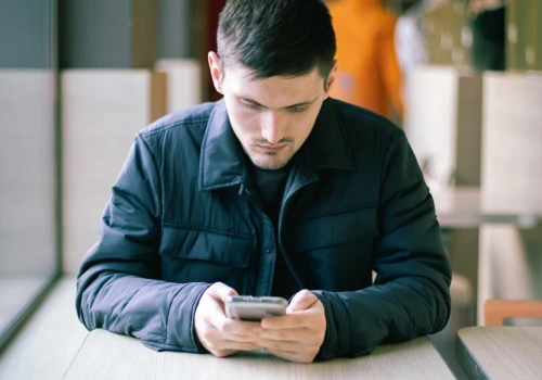 Cyfrowy detoks przy stole: Dlaczego restauracje na świecie zakazują używania smartfonów?