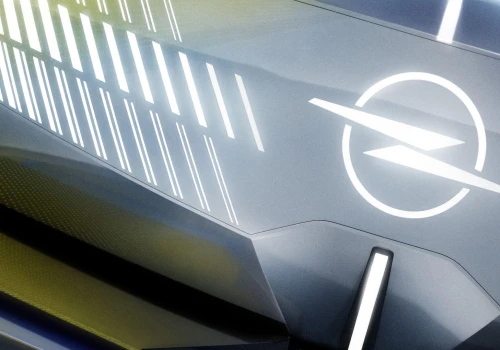 Opel ujawnia zdjęcia nowego modelu. STX będzie miał świetlne logo i nowy Vizor