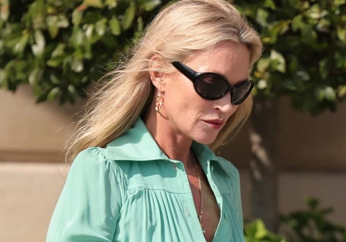 Kate Moss zaskoczyła w Paryżu. Sukienka wygląda jak z szafy Kate Middleton