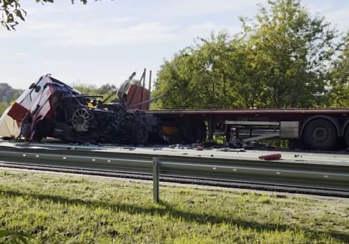 Czołowe zderzenie ciężarówek w wyniku wystrzału opony – tragedia na prostym odcinku