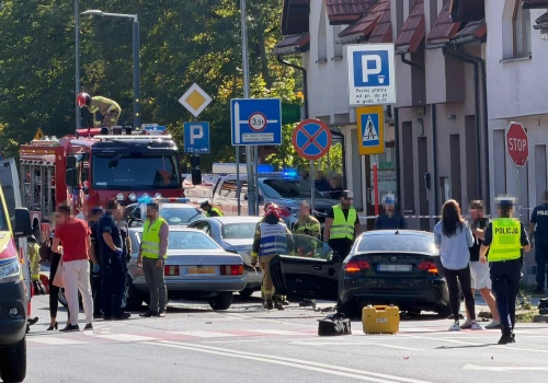Żywiec: demolka na przejściu dla pieszych w centrum. Pięć osób rannych!