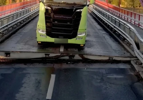 Most wygiął się pod 100-tonowym „gabarytem”, choć trasa była zgodna z zezwoleniem