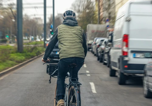 Kierowcy będą musieli zwolnić przy rowerzyście. Nowe przepisy zaczną 1 października