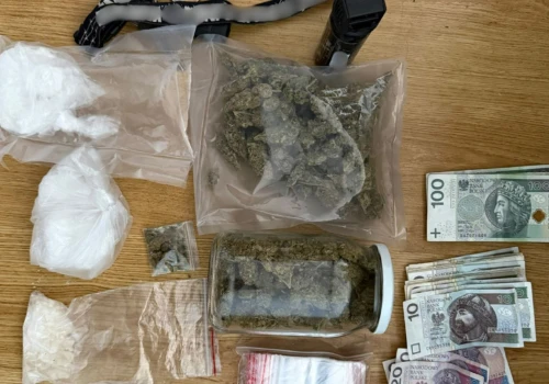 26-latek zatrzymany. Policja siłowo weszła do mieszkania w Krakowie