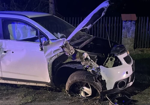 Nocny wypadek w Kamienicy. Chevrolet zjechał z drogi i uderzył w ogrodzenie