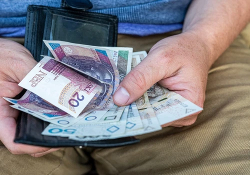 Praca trwa 37 godzin tygodniowo, dają od 16 tys. zł brutto. Rekrutacja trwa do końca listopada