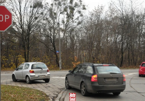 Nie zawsze trzeba zatrzymać się przy znaku STOP. Polskie przepisy wskazują inne miejsce