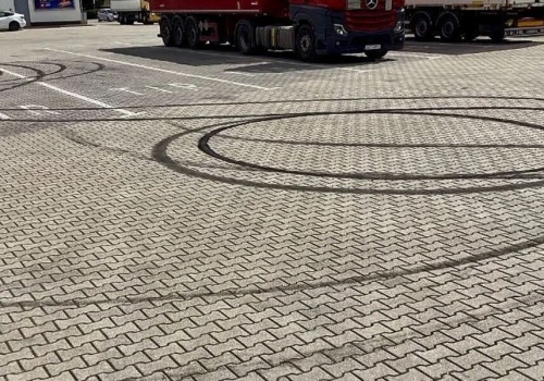 Drift BMW na parkingu. Właściciel auta nie wskazał kierowcy, ale i tak dostał 2000 zł mandatu