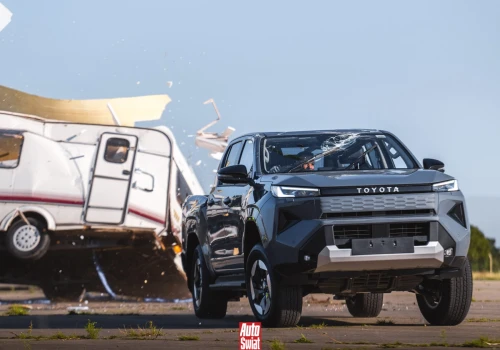 Toyota odtworzyła słynny test Top Gear. Próbowała zniszczyć nowego pickupa
