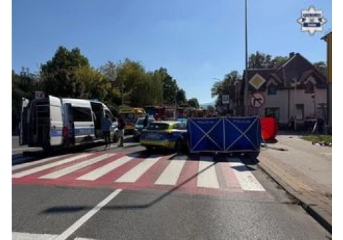 W wypadku zginęła 64-latka, są ranni. Śledczy badają sprawę wypadku
