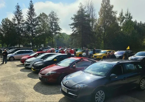 54 Renault na zakończenie sezonu. Miłośnicy francuskiej marki spotkali się w Zdbicach