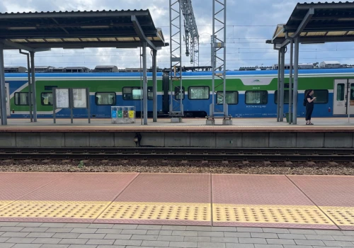 Nie żyje kobieta, która wpadła pod wjeżdżający na stację pociąg