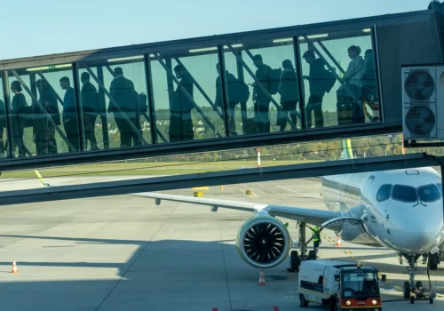 Drugie największe lotnisko Polski rośnie. Trzy wieże z rękawami i nowy business lounge