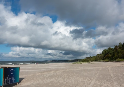 Plaże w Ustce ponownie otwarte. Usunięto większość substancji ropopochodnej