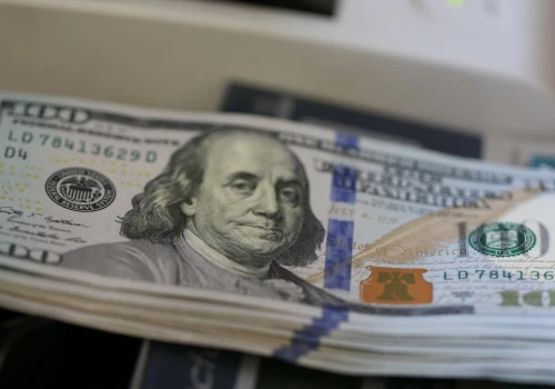 Droższa ropa, słabszy złoty. Dolar umacnia się w zaskakującym tempie